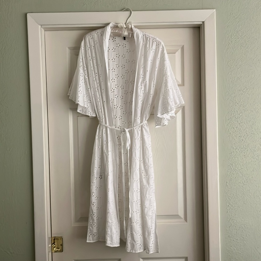 BCBGMAXAZRIA Floral Eyelet Cotton Wrap Kimono. XS/S Beach Cover Up